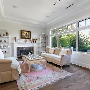  Holiday home Elegant Spacious Retreat Modern Amenitie Canada